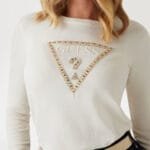 Πουλόβερ με τριγωνικό λογότυπο