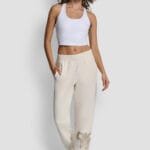 ΨΗΛΟΜΕΣΟ ΤΖΟΓΚΕΡ ΜΕ ΛΟΓΟΤΥΠΟ GRAFFITI