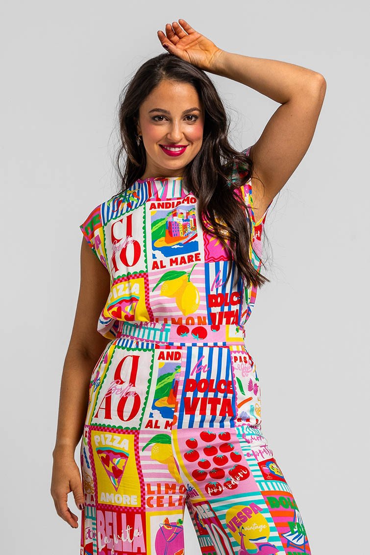 blusa-sin-sisa-de-estampado-collage-italiano-dolce-far-niente Αμάνικη μπλούζα - Dolce Far Niente - Image 1