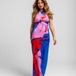 Μακρύ μπλε φόρεμα με αθλητική πλάτη και κλασικά ροζ και κόκκινα γλυπτά- Rompe el molde