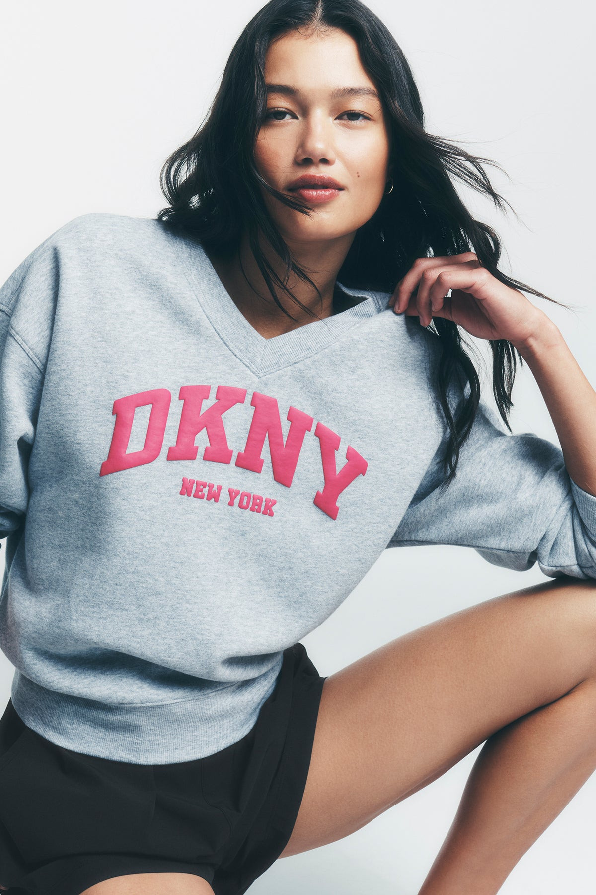 DKNY_SU26_EDITORIAL_38_1400x2100_293c3dda-42e5-4f40-b0b7-2747b3abe55f (1) PUFF VARSITY LOGO V-NECK PULLOVER - Εικόνα 1