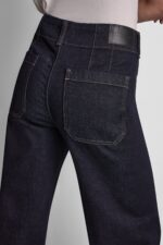 HIGH-RISE PINTUCKED WIDE-LEG JEAN - Εικόνα 6