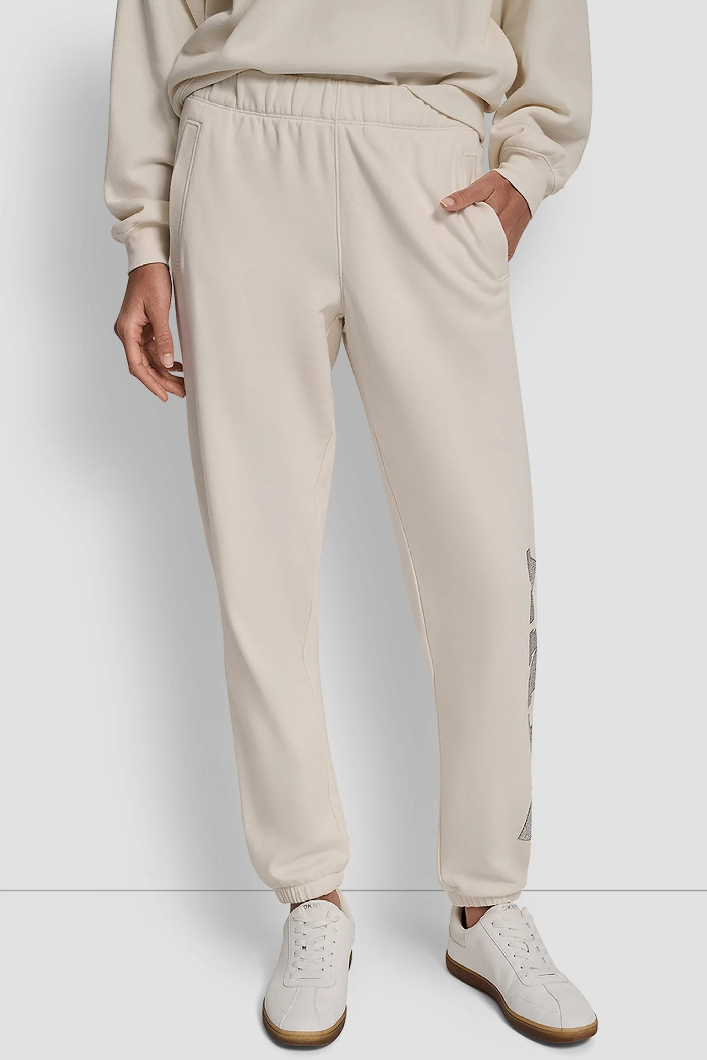 DKNYDP15025_20_DP5P3737_EN2_F EXPLODED RHINESTONE VARISTY LOGO HIGH-RISE RELAXED - Εικόνα 1